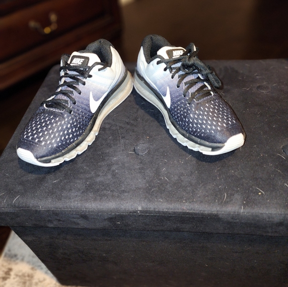 2017 Nike Airmax limited edition - Picture 6 of 10